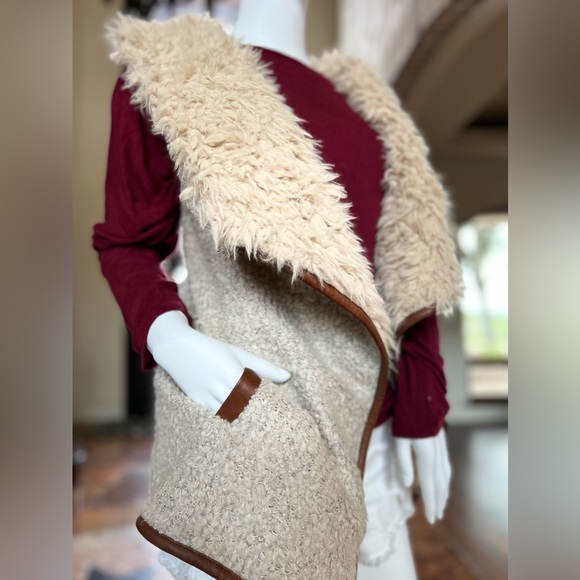 Anthropologie Love Tree Shearling Sherpa Faux Fur Vest - Monogrammed BAS - Picture 4 of 6